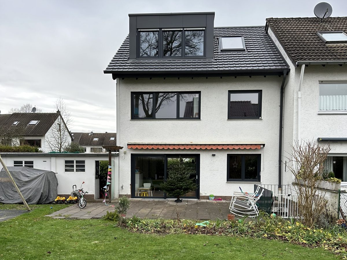 Nachher: Reihenendhaus mit neuem Dach und großer Gaube