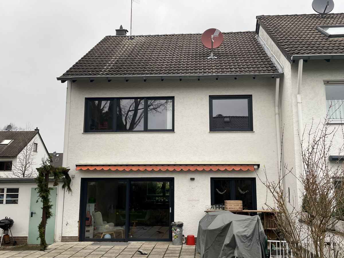Vorher: Rückseite des Reihenendhauses mit altem Dach