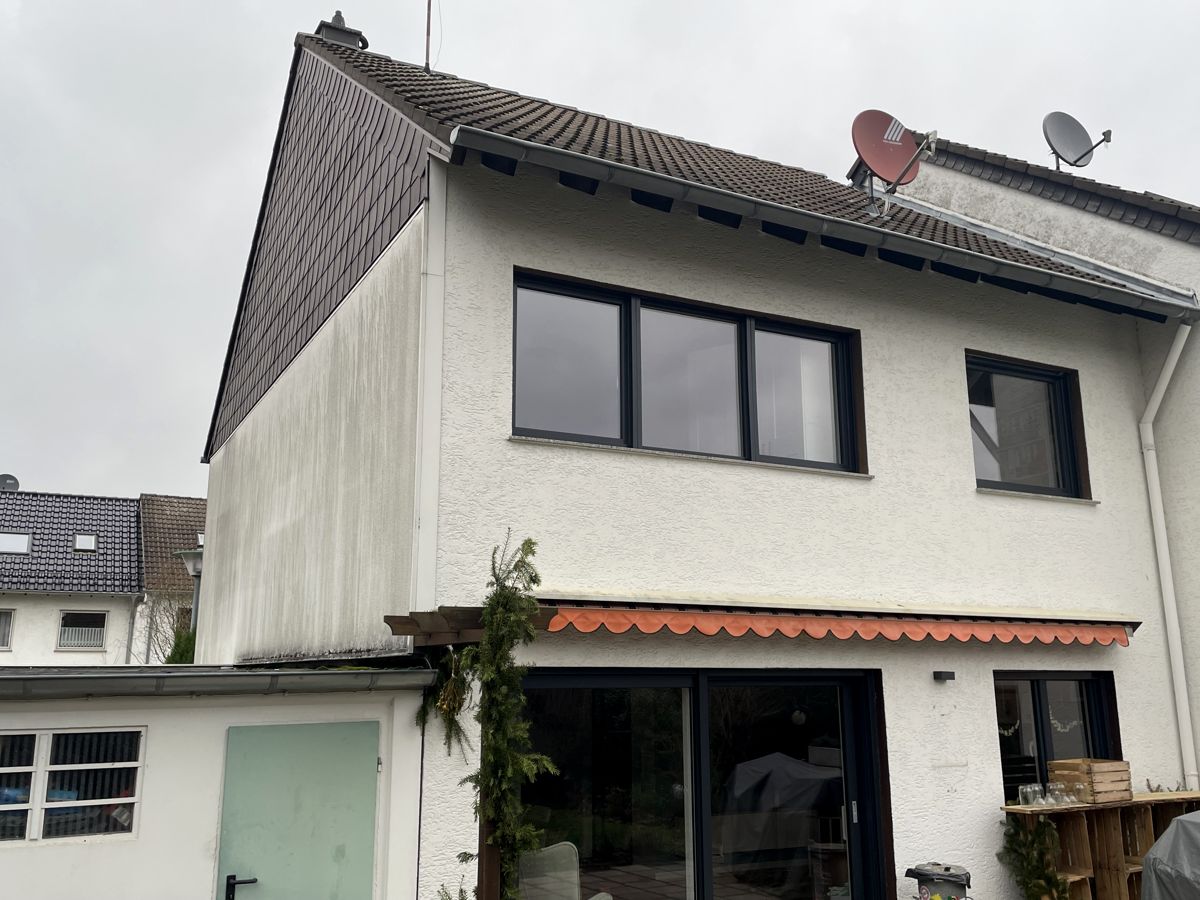 Vorher: Dach und Giebel vor der Sanierung