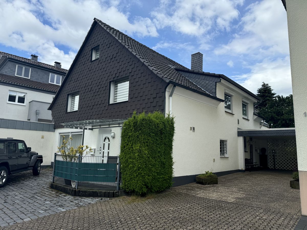 Vorher: Zweifamilienhaus mit alter Giebelverkleidung